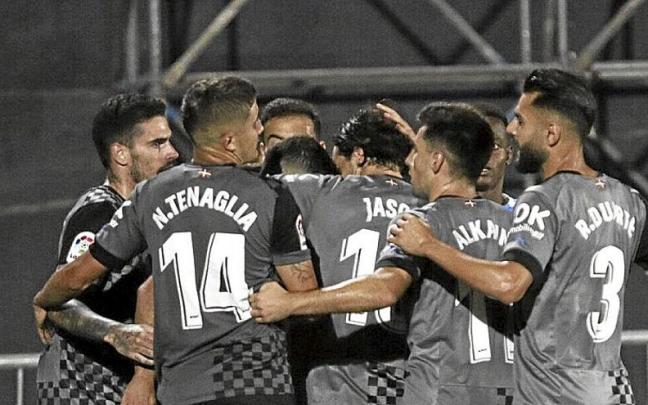 Los jugadores del Alavés celebran el tanto del empate ante el Ibiza. Los jugadores del Alavés celebran el tanto del empate ante el Ibiza.