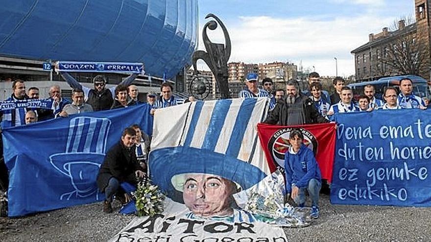 Uno de los homenajes realizados al realista asesinado. | FOTO: RUBEN PLAZA