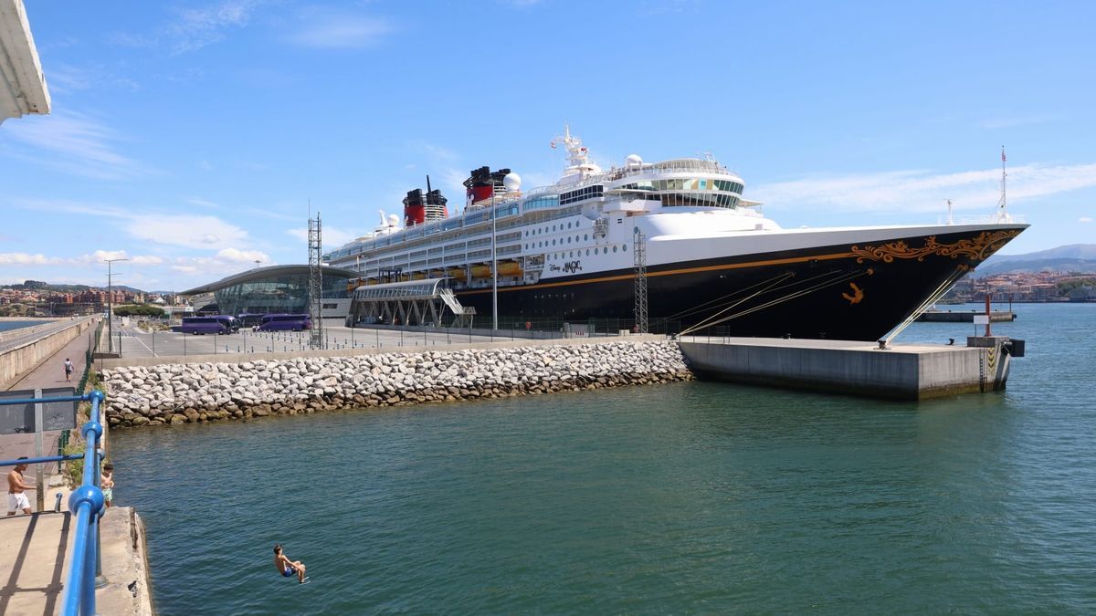 El buque Disney Magic atracado en Getxo.