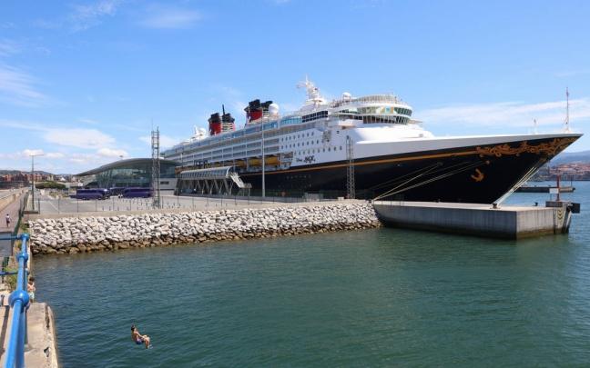 El buque Disney Magic atracado en Getxo.