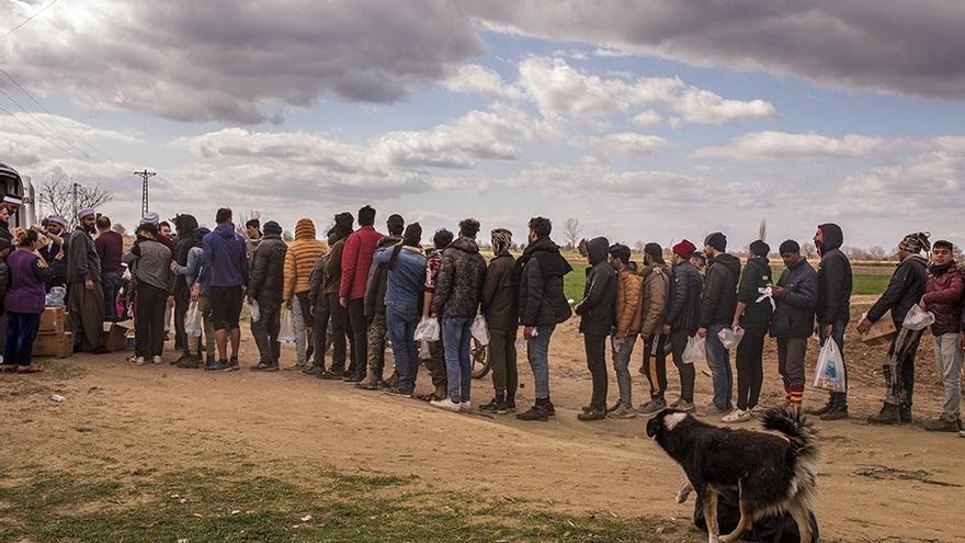 Varias personas esperando a cruzar la frontera en Edirne, Turquía.