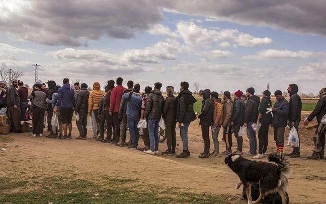 Varias personas esperando a cruzar la frontera en Edirne, Turqu&iacute;a.