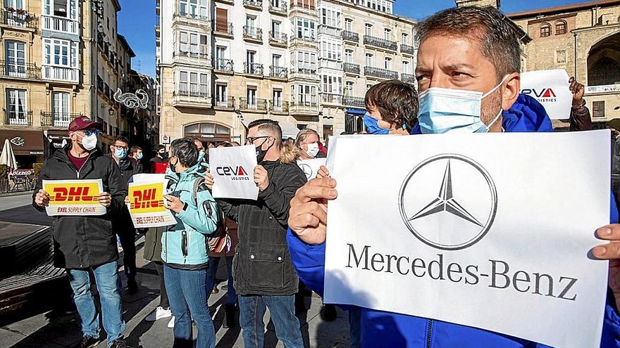 Trabajadores de Mercedes durante una manifestación. | FOTO: EFE