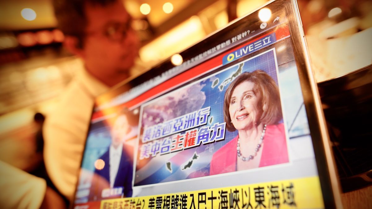 Una televisión taiwanesa anuncia la visita de Nancy Pelosi.