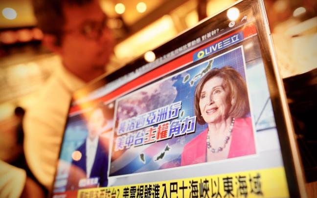 Una televisión taiwanesa anuncia la visita de Nancy Pelosi.