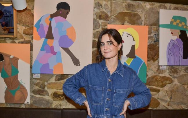 Nerea Notario posa delante de varias de sus obras.