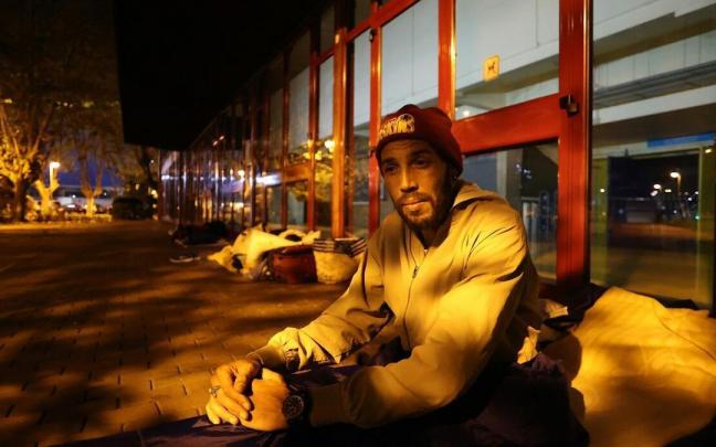 El marroquí Farid se dispone a dormir sobre un cartón esta pasada madrugada en la cubierta del Polideportivo Municipal José Antonio Gasca, en el barrio donostiarra de Amara. El marroquí Farid se dispone a dormir sobre un cartón esta pasada madrugada en la cubierta del Polideportivo Municipal José Antonio Gasca, en el barrio donostiarra de Amara.