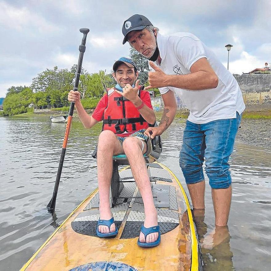Aketza Sánchez acompañando a un compañero.