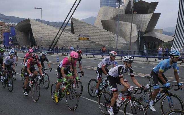 Decimosexta etapa de la Vuelta a España entre Getxo y el monte Oiz con victoria para Michael Woods. Paso por el Puente de La Salve y Museo Gugghenheim