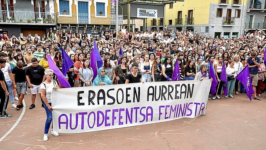 La concentración de condena a los abusos sexuales congregó ayer a cientos de personas en Villabona. | FOTO: ARNAITZ RUBIO