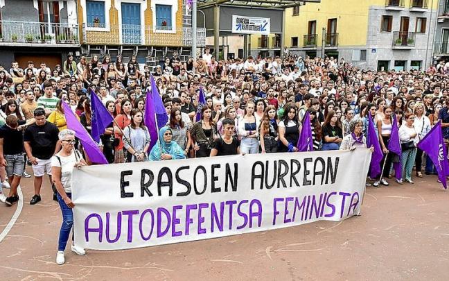La concentración de condena a los abusos sexuales congregó ayer a cientos de personas en Villabona. | FOTO: ARNAITZ RUBIO