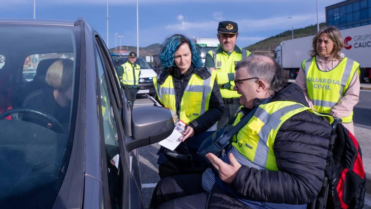 Un usuario de Adacen conversa con una conductora, en Olloki.