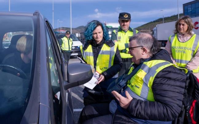 Un usuario de Adacen conversa con una conductora, en Olloki.