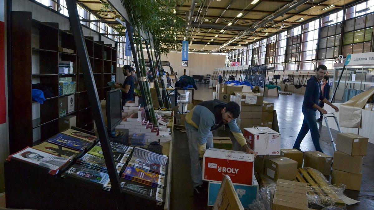 Durante el día de ayer, se ultimaba el montaje de los estands para que todo estuviera listo para hoy.