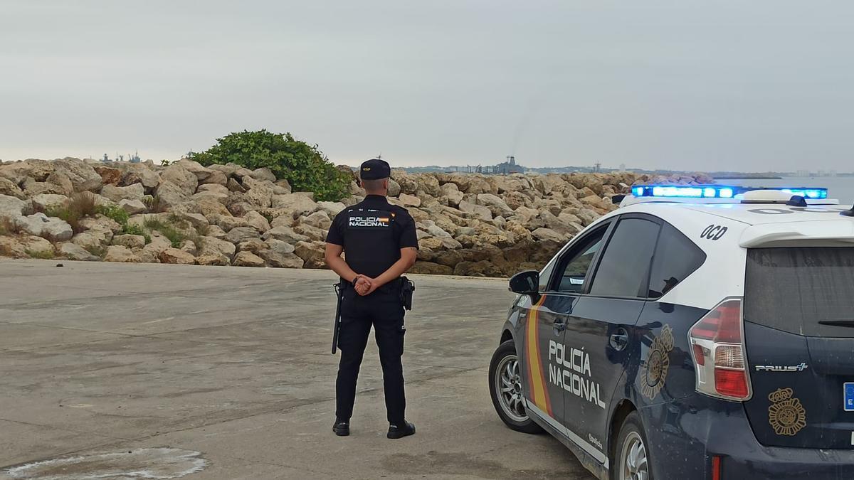 Imagen de archivo de un agente de Policía Nacional junto a un vehículo patrulla.