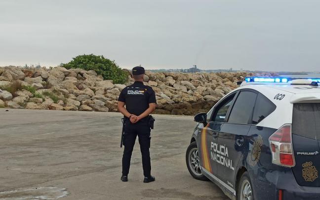 Imagen de archivo de un agente de Policía Nacional junto a un vehículo patrulla.