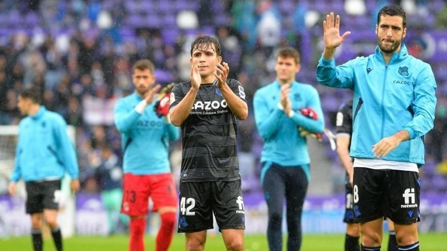 Pablo Marín aplaude a la afición txuri-urdin en el partido que la Real disputó en Valladolid, en el su debut.