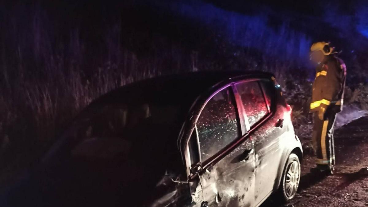 Imagen de la intervenci&oacute;n de los bomberos tras el accidente