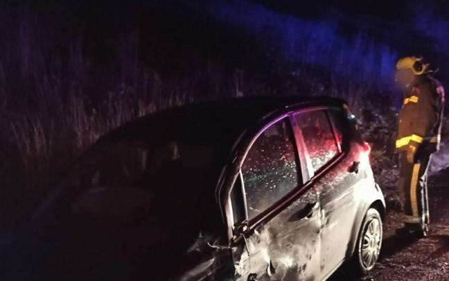 Imagen de la intervenci&oacute;n de los bomberos tras el accidente