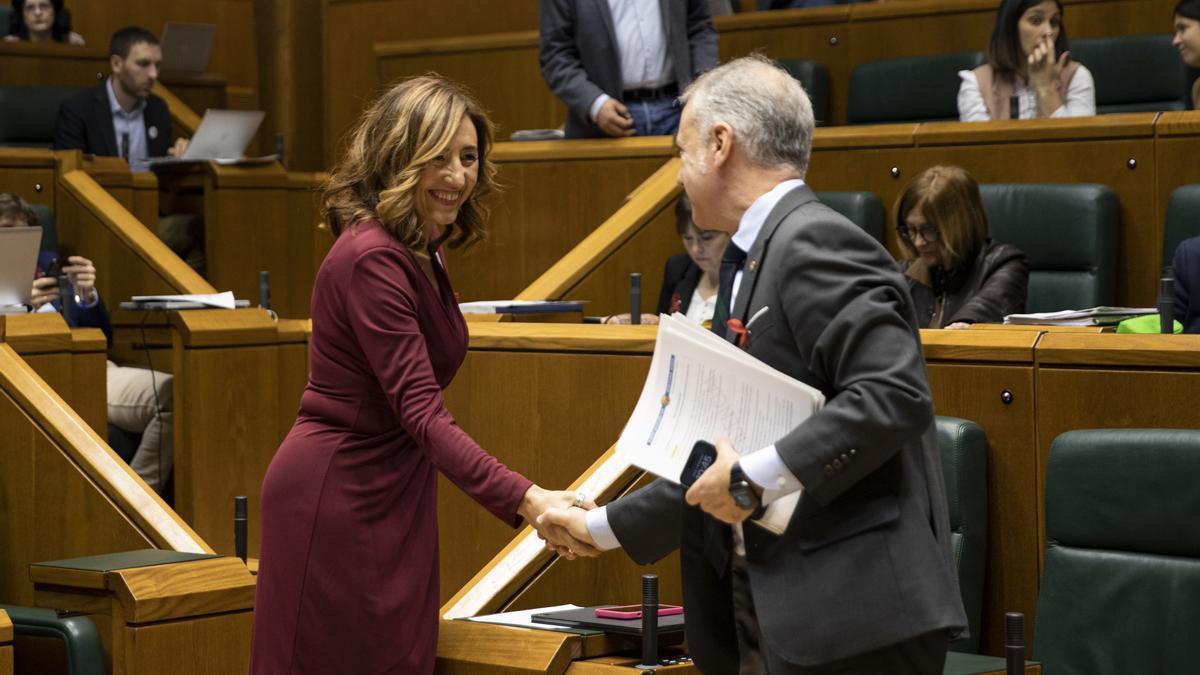 La consejera de Autogobierno, Olatz Garamendi, estrecha la mano del lehendakari, Iñigo Urkullu, en un pleno del Parlamento Vasco.