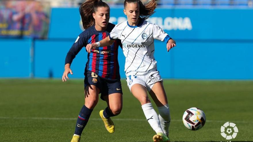 Carla Armengol defiende un balón durante el Barça-Alavés del domingo.