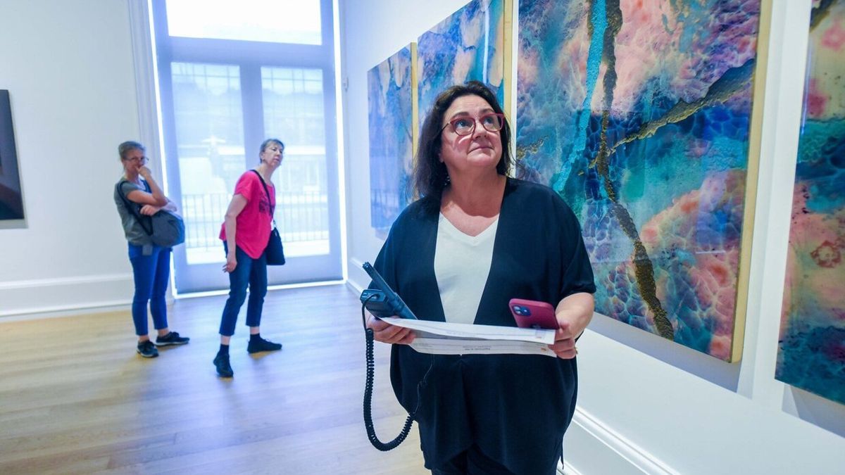 Mª José Ruiz-Ozaíta comprueba en sala las mediciones.