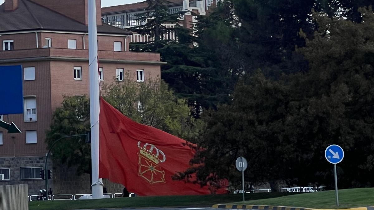 La bandera XXL de la plaza de los Fueros, arriada este martes tras rasgarse por los fuertes vientos