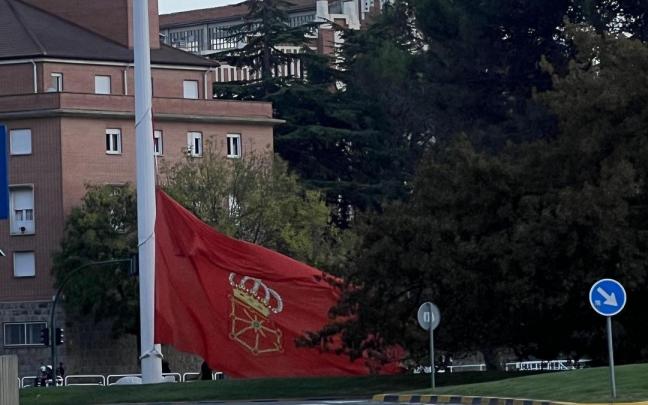 La bandera XXL de la plaza de los Fueros, arriada este martes tras rasgarse por los fuertes vientos La bandera XXL de la plaza de los Fueros, arriada este martes tras rasgarse por los fuertes vientos