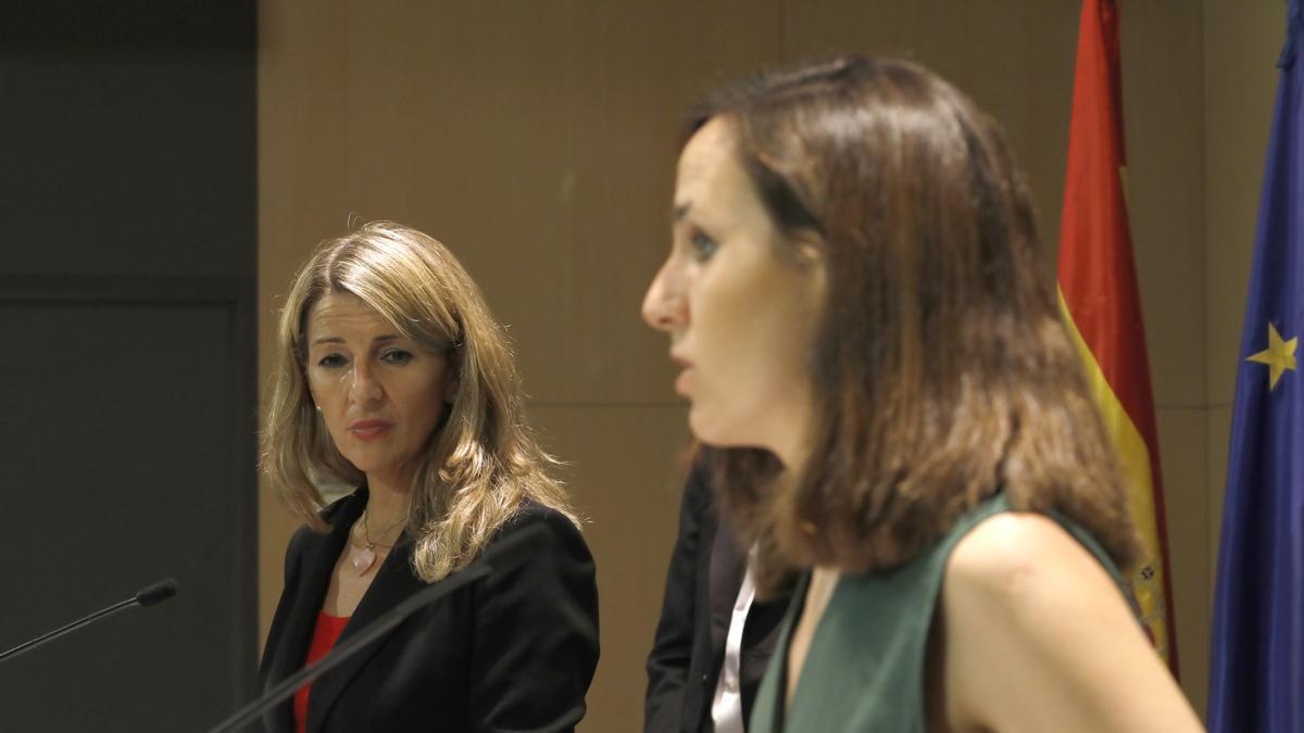 La líder de Podemos, Ione Belarra, junto a la vicepresidenta segunda, Yolanda Díaz.