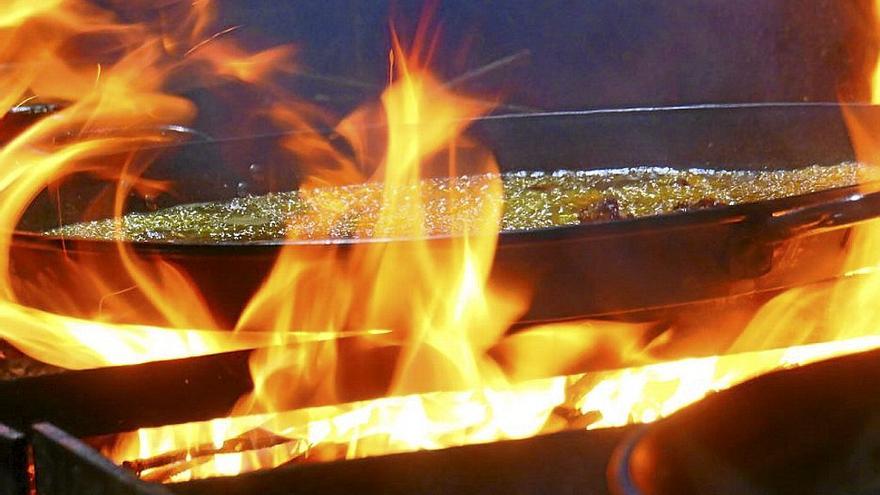Fuego para hacer el arroz con costra, una especialidad de Elche.