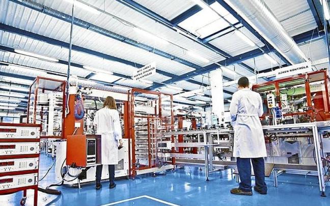 Personas trabajan en las instalaciones de Copreci. | FOTO: N.G.