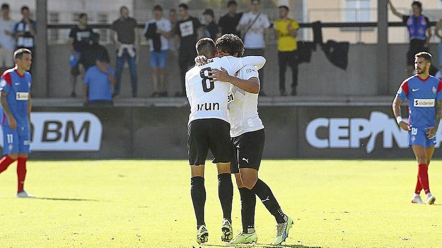 Los jugadores del Real Unión celebran uno de sus cuatro goles de ayer. | FOTO: GORKA ESTRADA