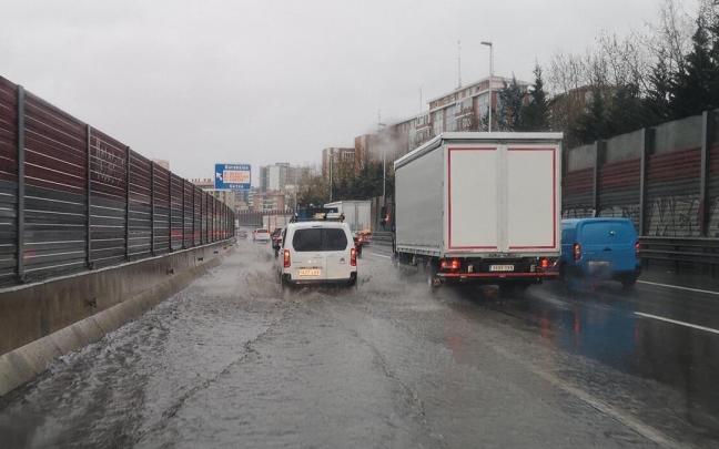 Hasta las ocho de la mañana del lunes se han recogido hasta 24.8 litros en Zegama, 23.3 en o 22.9 en Mungia. Hasta las ocho de la mañana del lunes se han recogido hasta 24.8 litros en Zegama, 23.3 en o 22.9 en Mungia.