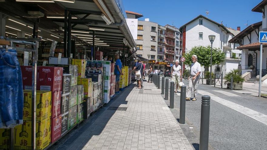 Calle comercial del barrio de Behobia