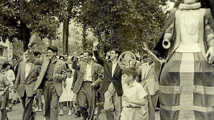 El recibimiento a los coralistas en la entrada de Elizondo.