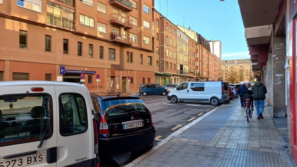 El bar está en la calle Sierras Alavesas, frente al centro de salud de Aranbizkarra.