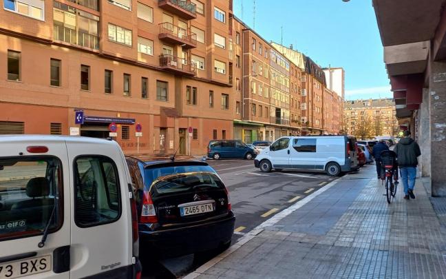 El bar está en la calle Sierras Alavesas, frente al centro de salud de Aranbizkarra.