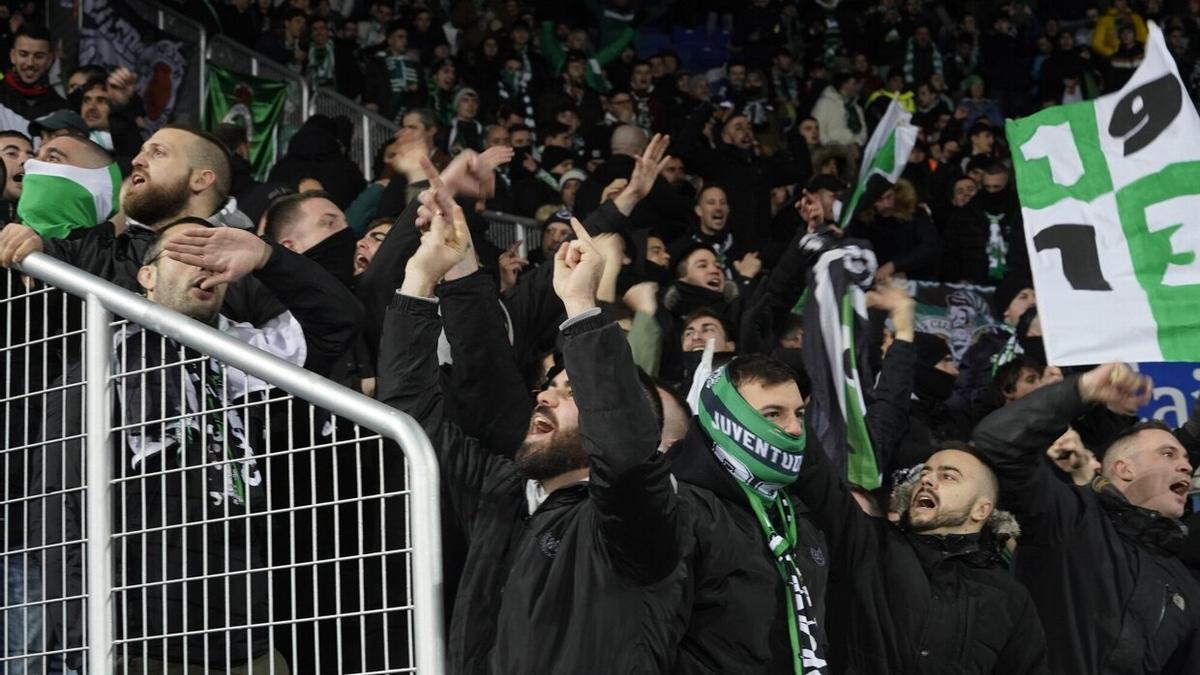 Aficionados del Racing en Mendizorroza