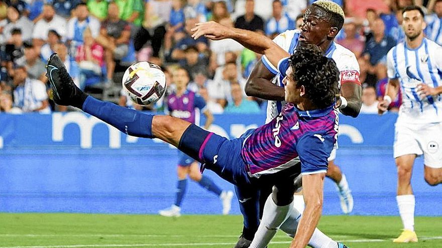 Blanco Leschuk pugna con Omeruo durante el partido de anoche. | FOTO: EFE