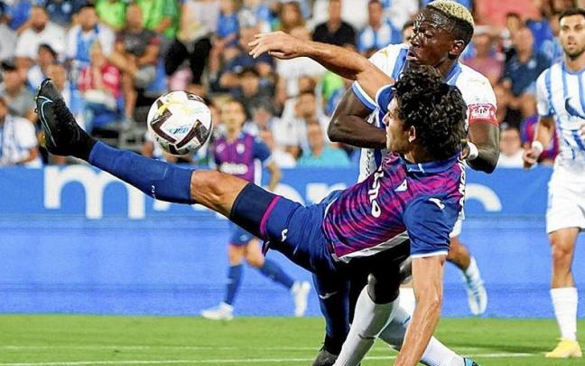 Blanco Leschuk pugna con Omeruo durante el partido de anoche. | FOTO: EFE Blanco Leschuk pugna con Omeruo durante el partido de anoche. | FOTO: EFE