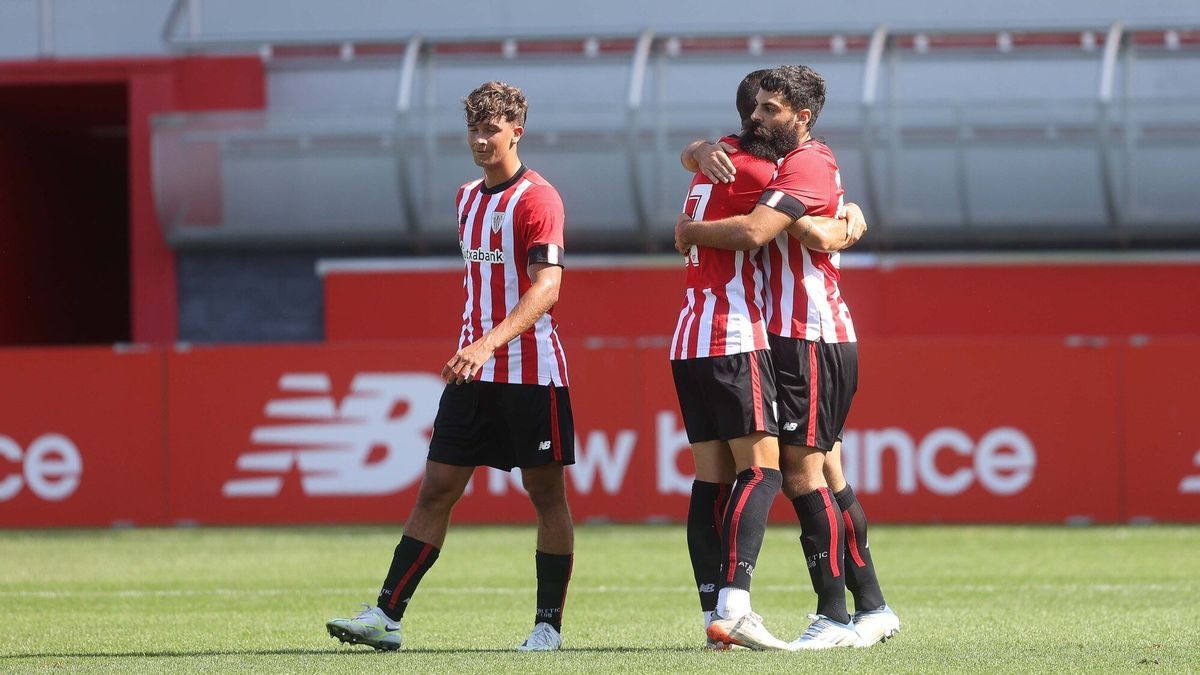 Celebración del gol de Asier Villalibre.