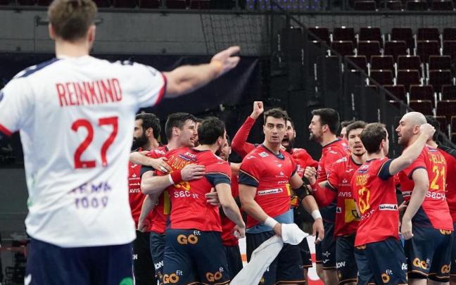 'Los Hispanos' celebran su triunfo ante Noruega. 'Los Hispanos' celebran su triunfo ante Noruega.