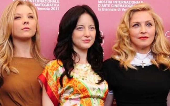 Andrea Riseborough, en el centro, junto a Natalie Dormer y Madonna en el Festival de Venecia. Andrea Riseborough, en el centro, junto a Natalie Dormer y Madonna en el Festival de Venecia.