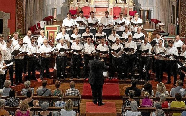 El coro durante una actuación. | FOTO: CEDIDA