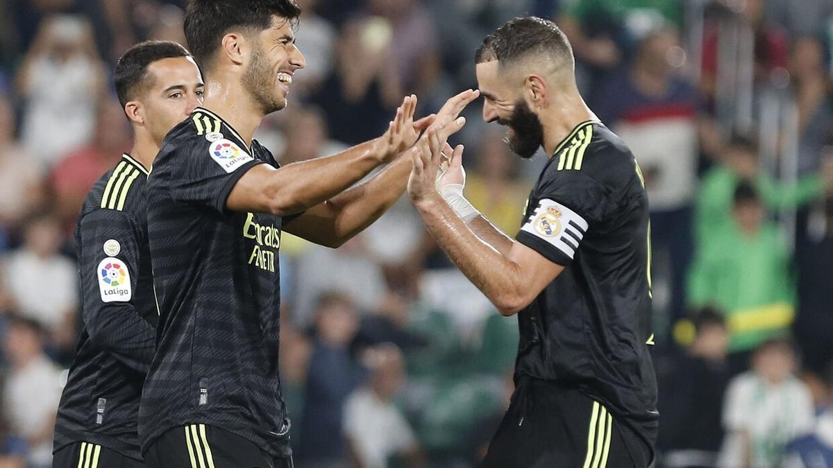 Marco Asensio (i) celebra con Benzema su gol.