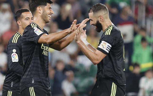 Marco Asensio (i) celebra con Benzema su gol. Marco Asensio (i) celebra con Benzema su gol.