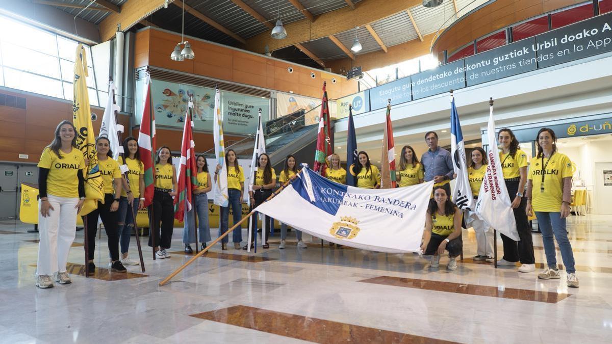 Las campeonas de la Bandera de La Concha, el pasado día 1 en el centro comercial Urbil.