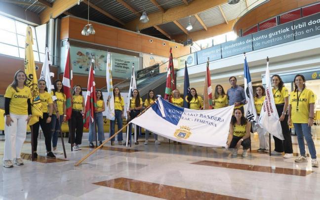 Las campeonas de la Bandera de La Concha, el pasado d&iacute;a 1 en el centro comercial Urbil.