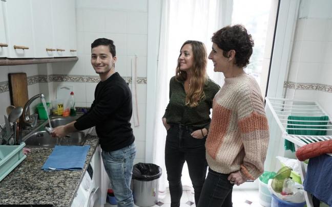 Oualid en su vivienda junto a Nuria y Laura, las educadoras de Agintzari que le acompañan.