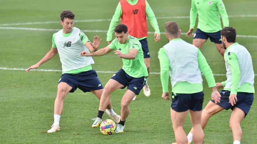 Varios jugadores del Athletic durante el entrenamiento de este viernes en Lezama